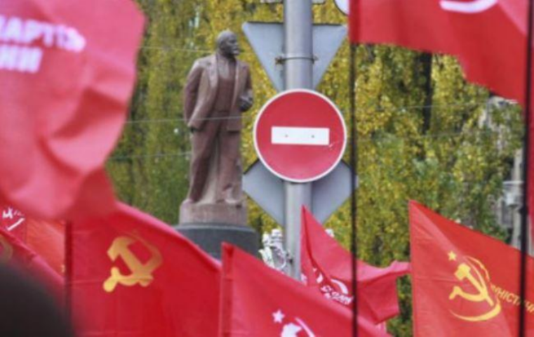 Обратная сторона декоммунизации: города торгуют вождями, а люди радуются сэкономленному бензину