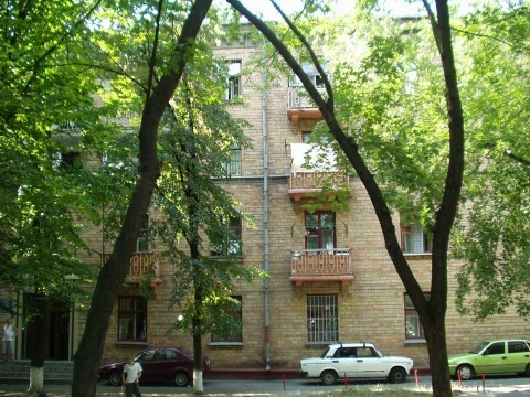 Київ, Максима Кривоноса вул., 12