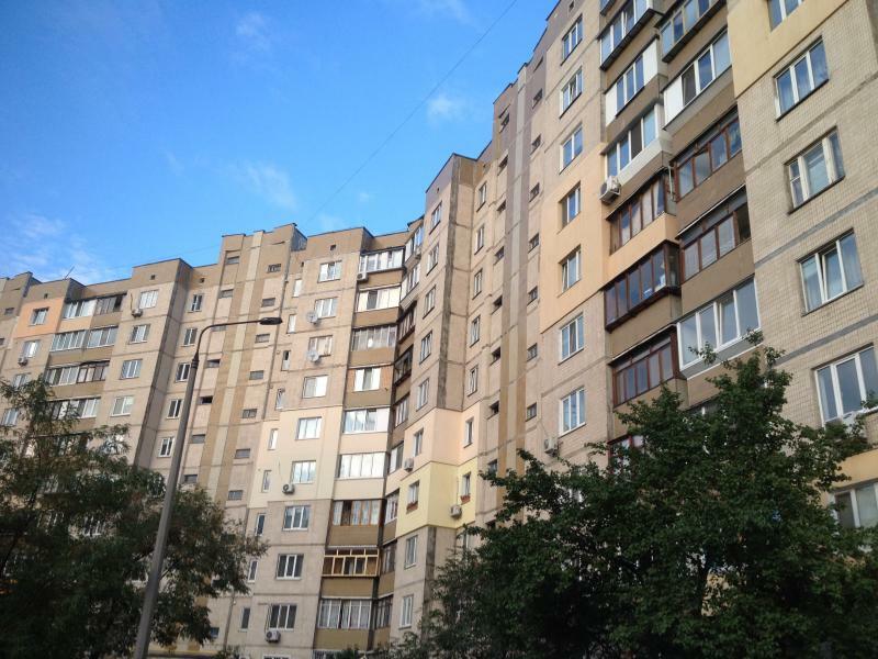 Київ, Драгоманова вул., 42