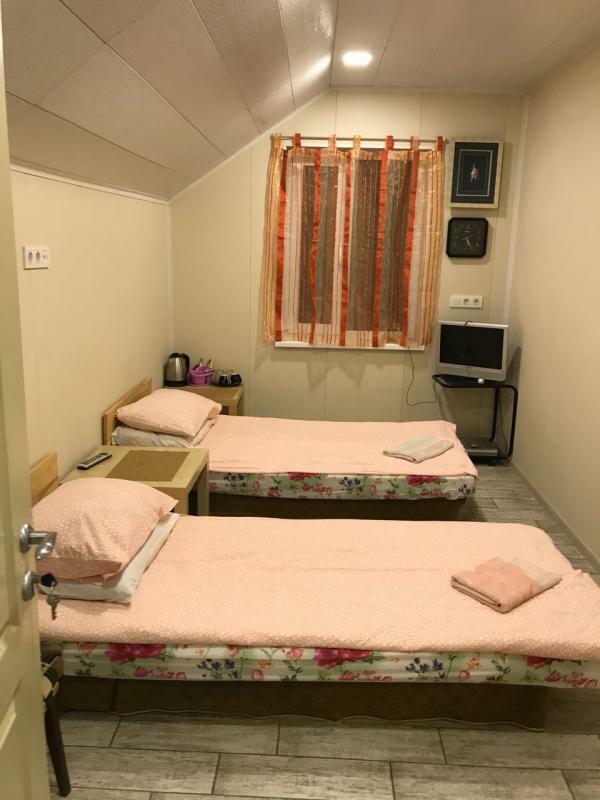 Київська обл., Києво-Святошинський район, с. Крюківщина, Садова вул., 12