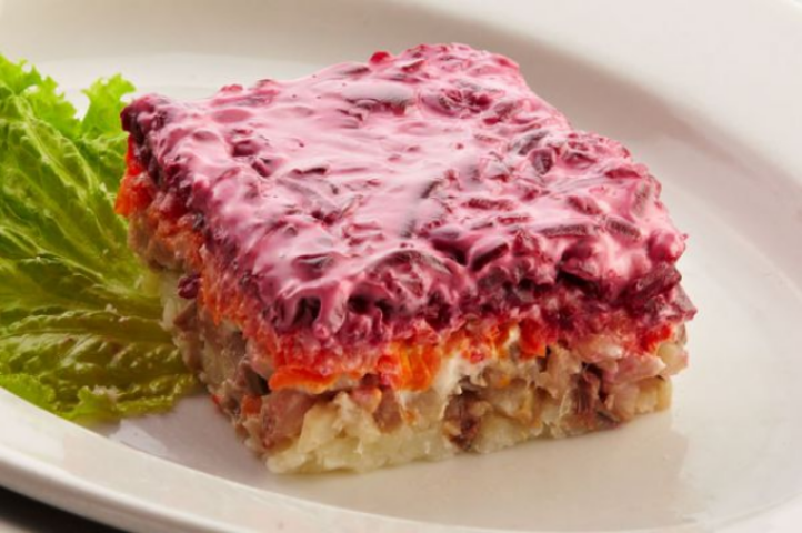 Селедка под шубой может быть оригинальным блюдом. Приготовь любимый салат по-новому!