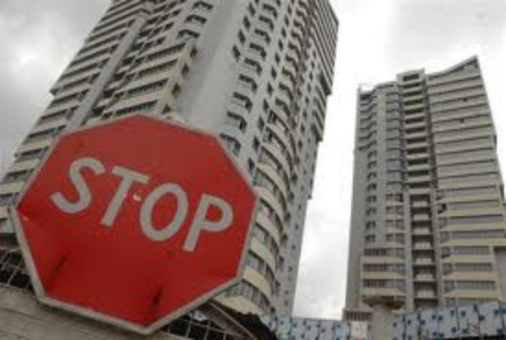 В Киеве обвалился фасад многоэтажного жилого дома: подробности