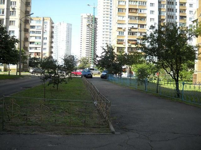Київ, Драгоманова вул., 3