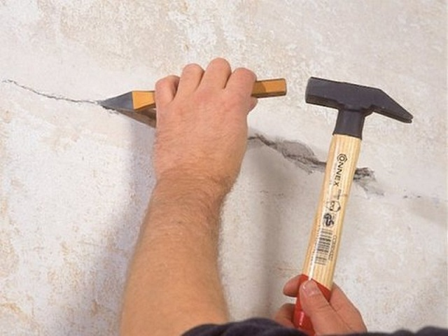 Что делать, если на потолке пошла трещина