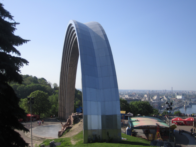 Арка Дружби народів у Києві: знести не можна залишити