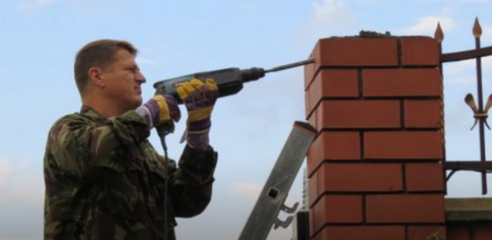 Где найти строиматериалы: активисты в Луцке разобрали забор жилого комплекса «Вишенки»