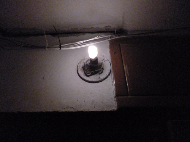 Кто должен менять лампочки и убирать в подъездах украинцев: куда жаловаться