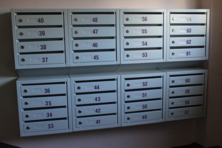 Новшество от ЖЭКа: как устанавливают почтовые ящики в столичных многоэтажках