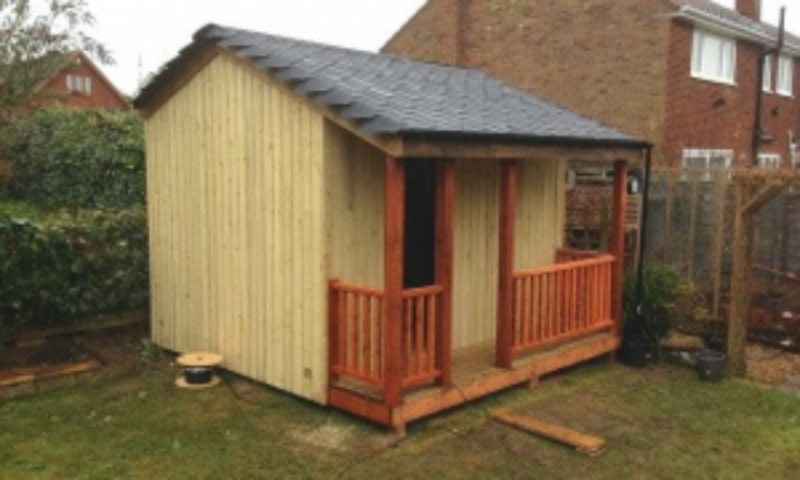 Этот домик выглядит как обычный сарай