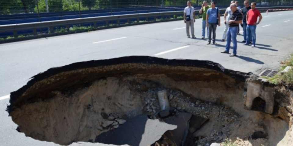 На улице Борщаговской в Киеве провалился асфальт