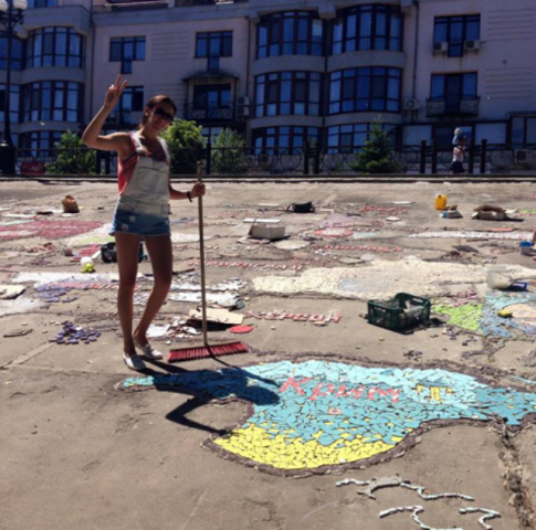 Карта Украины из мозаики на Оболонской набережной