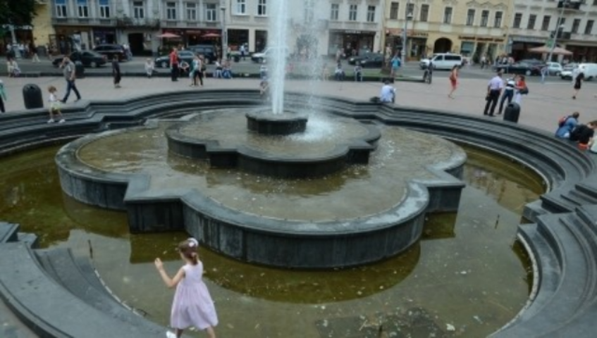 Фонтан біля Львівської опери замінять на новий