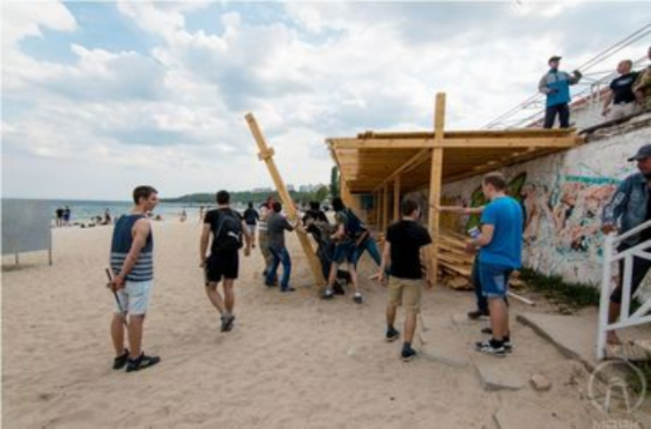 Одесситы начали крушить незаконные постройки, чтобы открыть доступ к пляжам