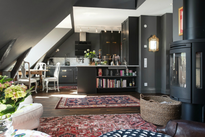 Скандинавская квартира с темными стенами