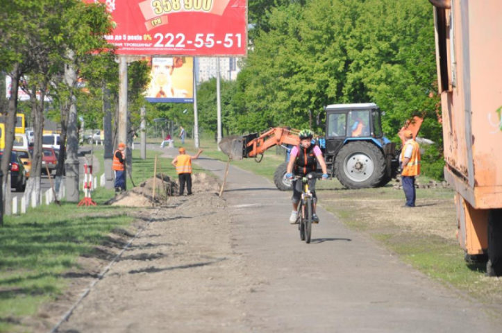 Первый участок велодорожки на Троещину сдадут в мае