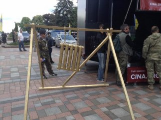 Украинцы принесли под Раду батарею и гильотину