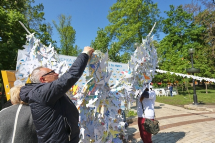 В Киеве появился двухметровый голуб мира