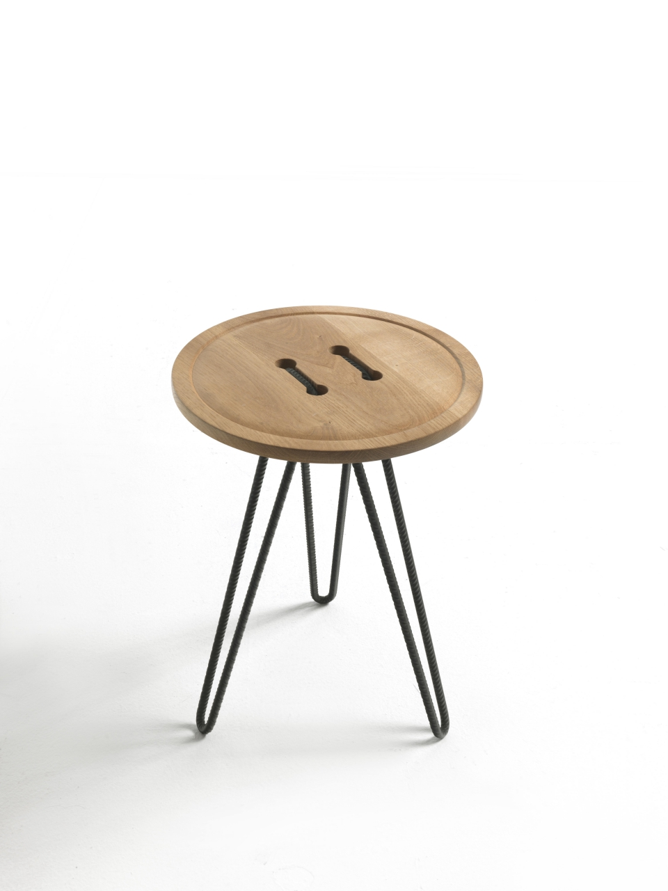 Table button. Табурет пуговица. Стул с пуговицами. Пуговицы на столе. Пуговицы табурет колонка.
