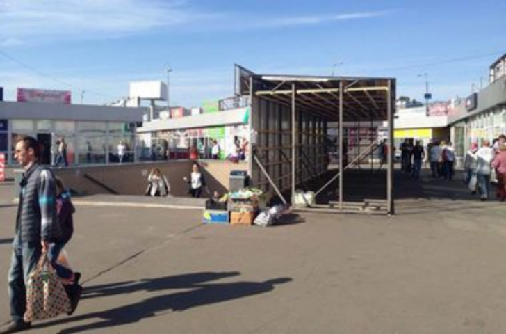 На станции "Позняки" на месте сгоревших киосков ставят новые опасные ларьки
