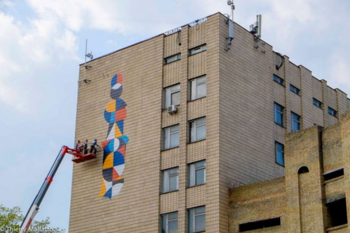 На фасаде столичного дома появилась фреска