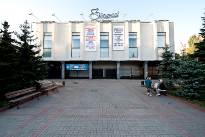 Суд залишив кінотеатр «Зоряний» рідній фірмі завгоспа Януковича