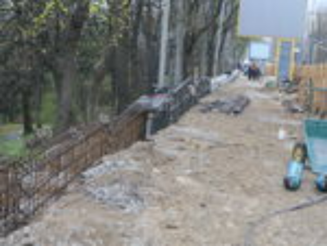 Ремонт на 8 миллионов: в Киеве строят новый забор для Ботанического сада