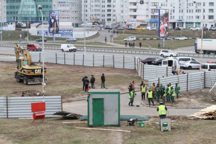 Конфликт вокруг строительства на Осокорках перерос в массовые потасовки