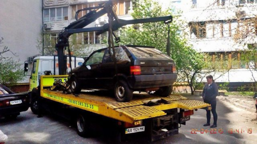 С улиц и дворов столицы убирают бесхозные авто. Фото