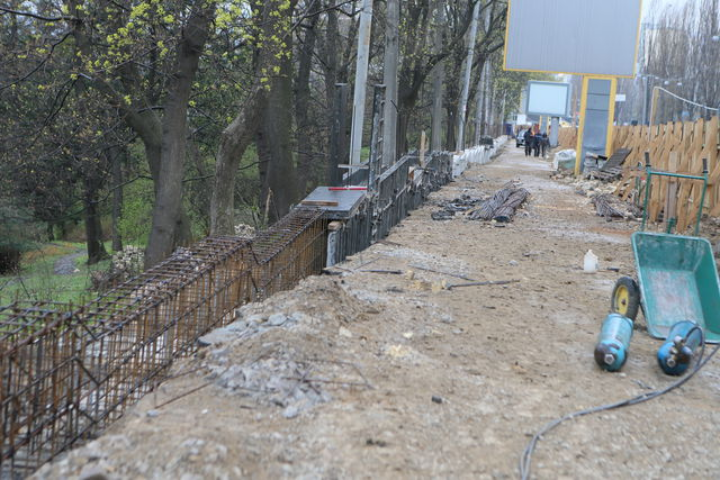 Ремонт на 8 миллионов: как в Киеве строят новый забор для Ботанического сада. Фото
