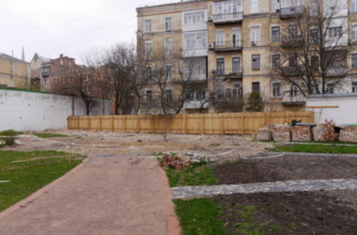 В Софии Киевской начали восстанавливать упавшую стену