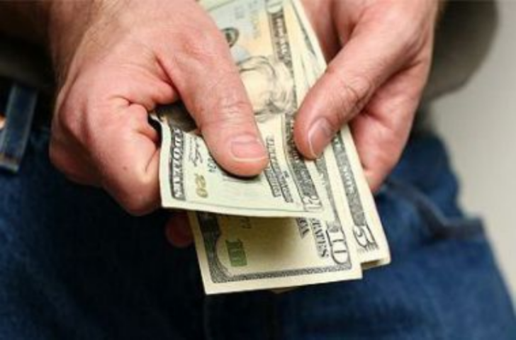 Украинцы продолжают продавать валюты больше, чем покупать