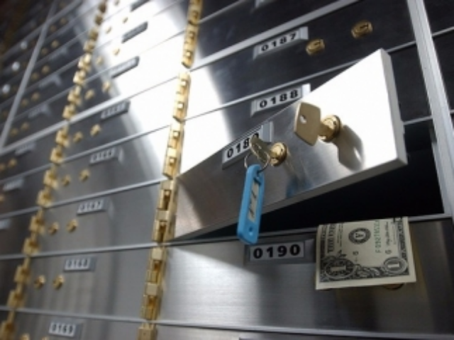 Начали грабить уже и депозитные ячейки украинцев 