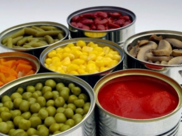 Украинцы запасаются консервами