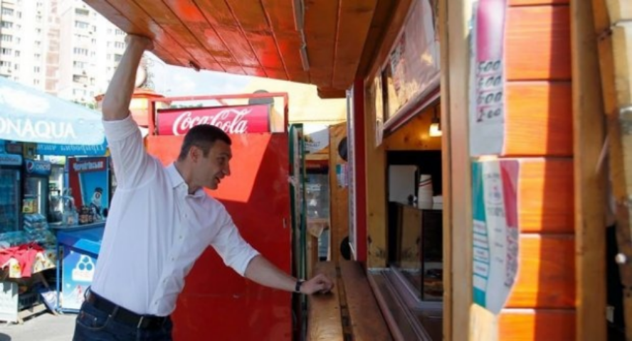 Кличко ввел мораторий на возврат демонтированных незаконных киосков 