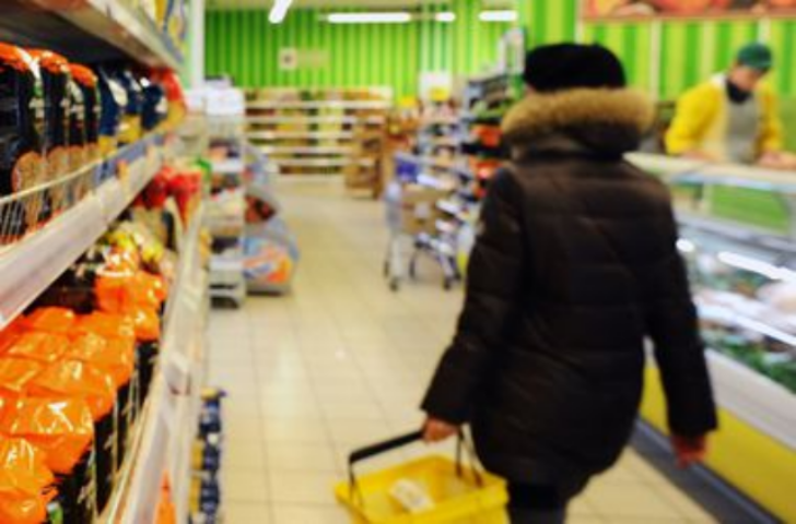 Почему доллар дешевеет, а импортная еда - нет