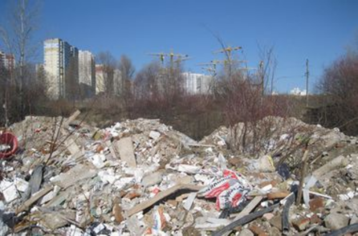 Крупнейшие стихийные свалки Киева: под мусором оказалась историческая гора, а в хламе находят гранаты 