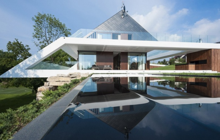 Многоступенчатый дом выгодно выделится среди «серой» массы частных жилищ