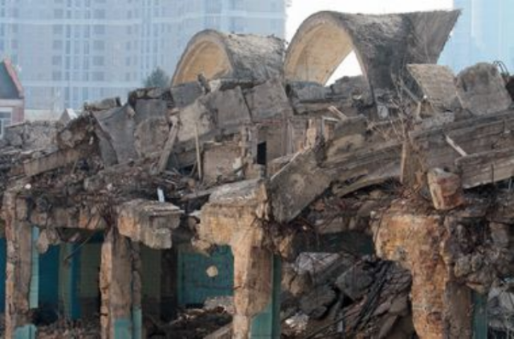 "Реконструкция" по-киевски: в руинах Сенного рынка гибнут бездомные, а Гостиный двор заростает деревьями