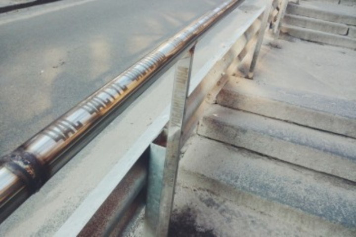 В Киеве на улице Ивана Франко появились перила со стихами украинских поэтов. Фото