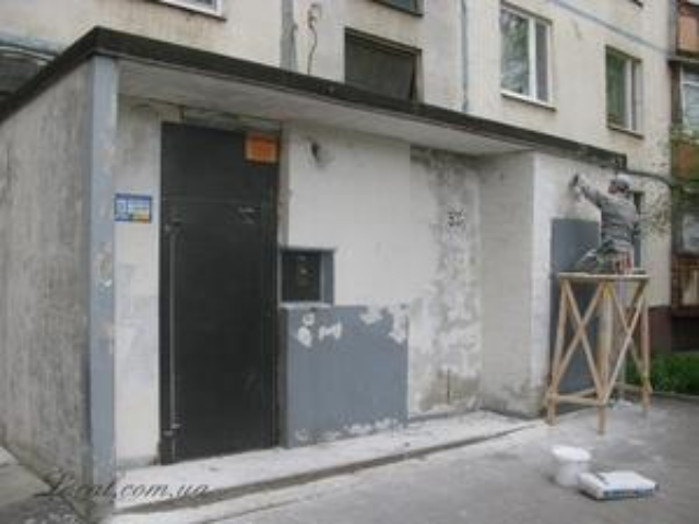 На посёлке Котовского на женщину упала подпирающая стойка у входа в подъезд