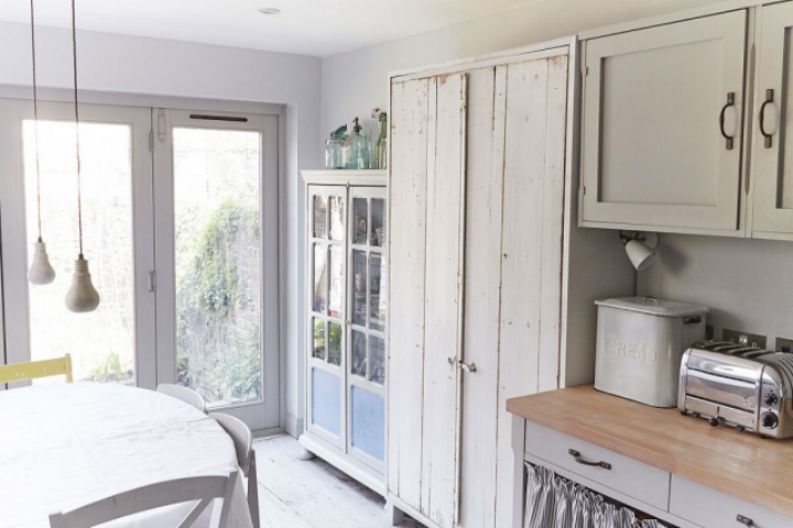 Дом в серо-бело-пыльном исполнении