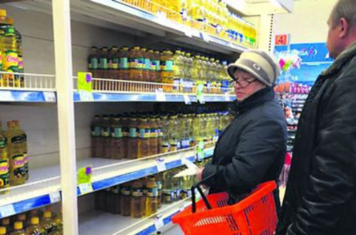 Украинцы разбирают соцтовары, а супермаркеты вводят ограничения 