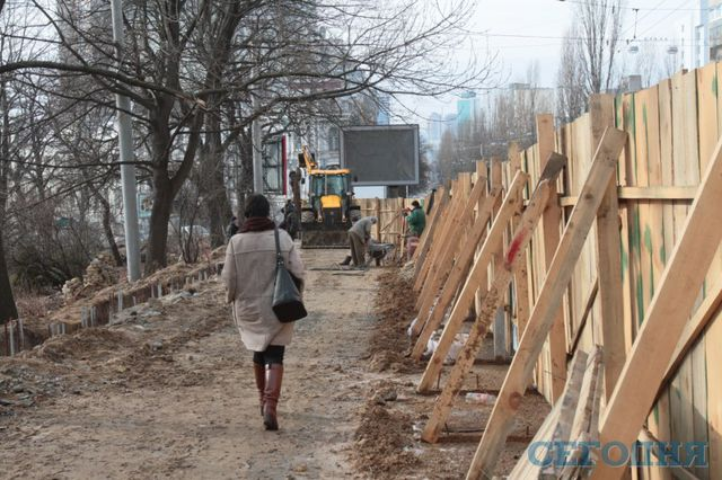 Скандал в Киеве: вместо реконструкции древней ограды ботсада строители забивают сваи на 8 миллионов гривен. Фото