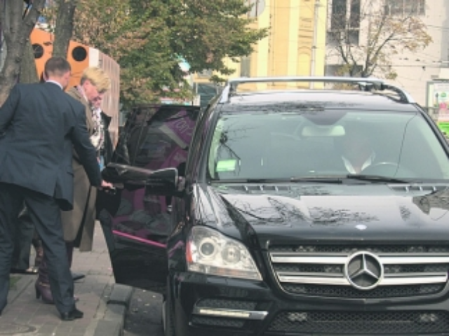 Гонтарева ездит на пяти авто и ужинает у бассейна 