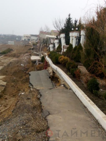 В Ильичёвске строят дом практически на оползне. Фото