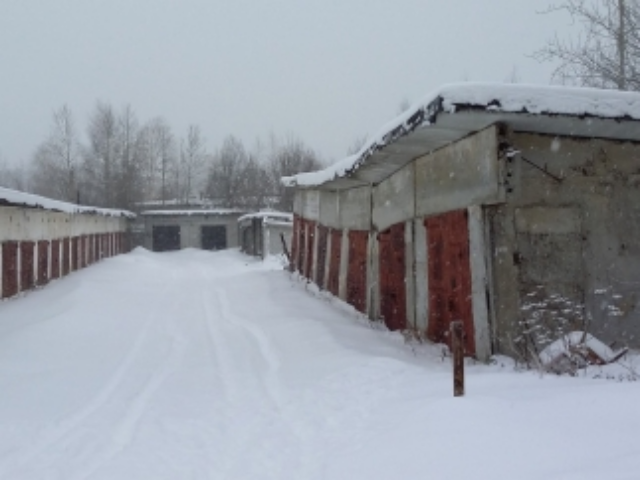 В Киеве начали сносить гаражи-самострои