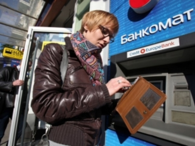 Украинцы массово снимают со счетов гривну для конвертации в доллар