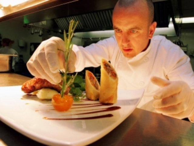 Для удержания цен рестораны переходят на украинские продукты