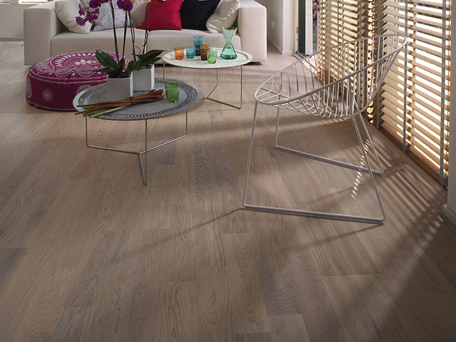 Выбеленный пол и мебель 