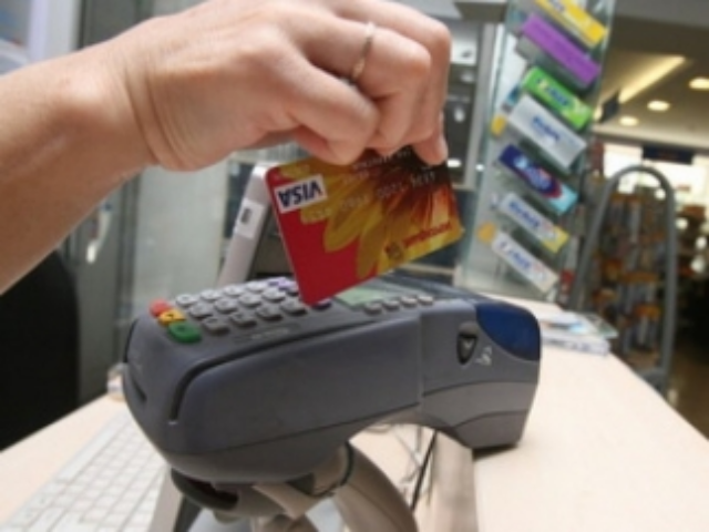 Украинцы стали больше тратить в аптеках и магазинах одежды